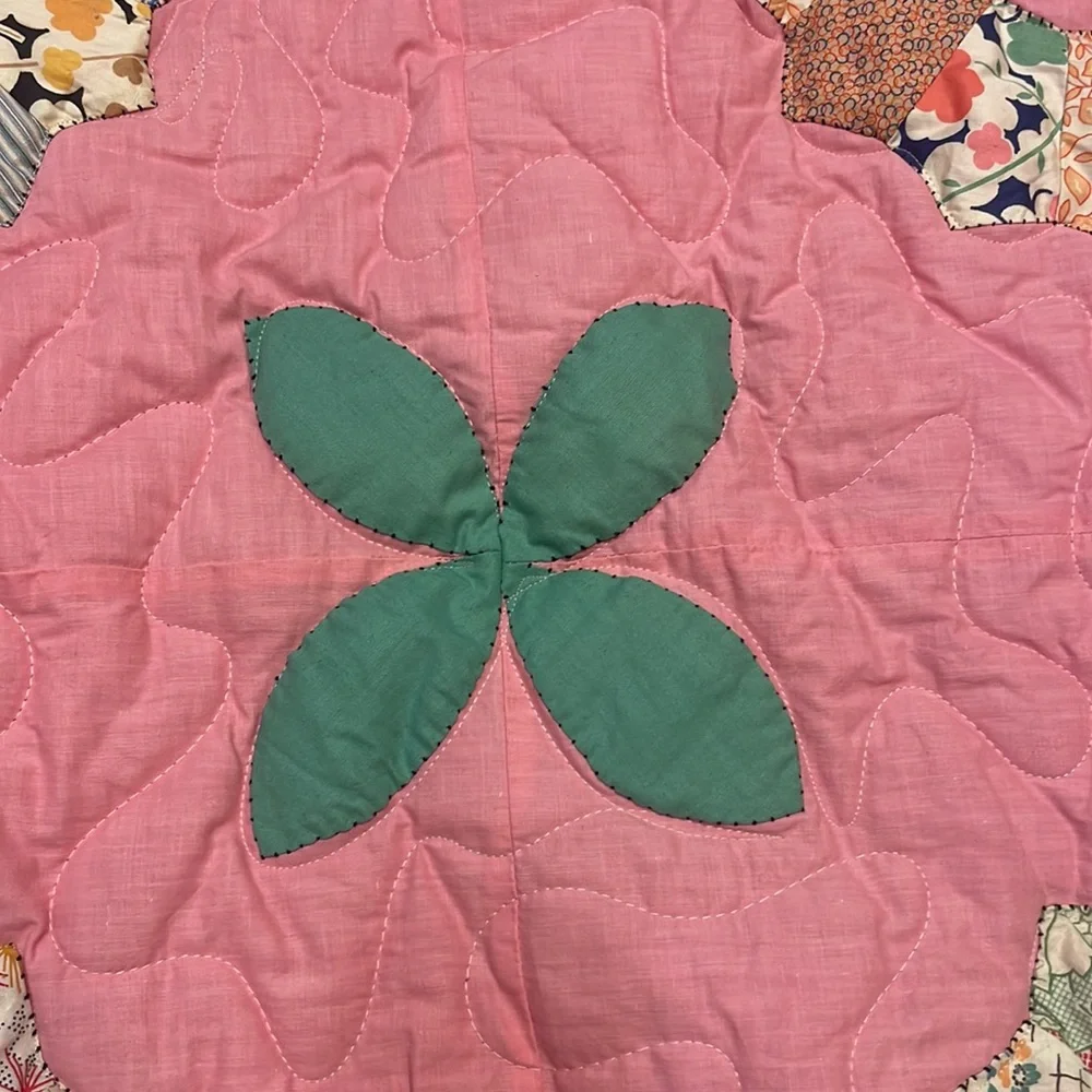 Vintage quilt. - Picture 4 of 9